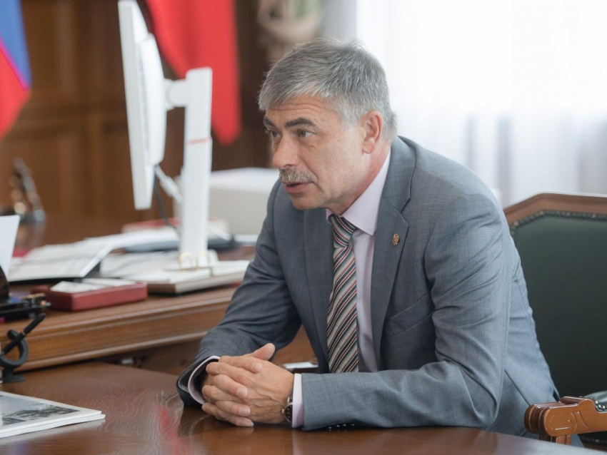 Губернатор Александр Гусев поздравил с 60-летним юбилеем Евгения Подвального