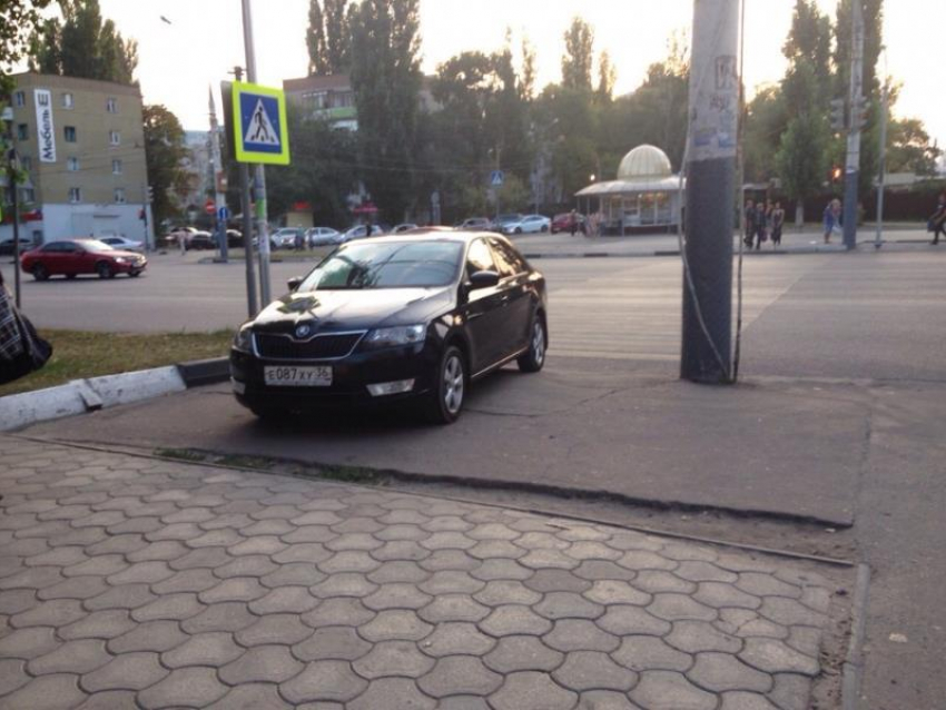 Воронежца на  Skoda наказали за  дерзкую парковку на тротуаре