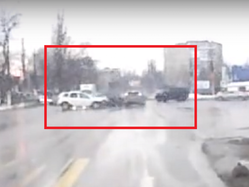 Массовая авария на перекрестке попала на видео в Воронеже