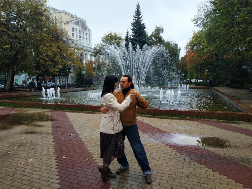 Синхронный перформанс в стиле танго устроили ради фонтана в Воронеже