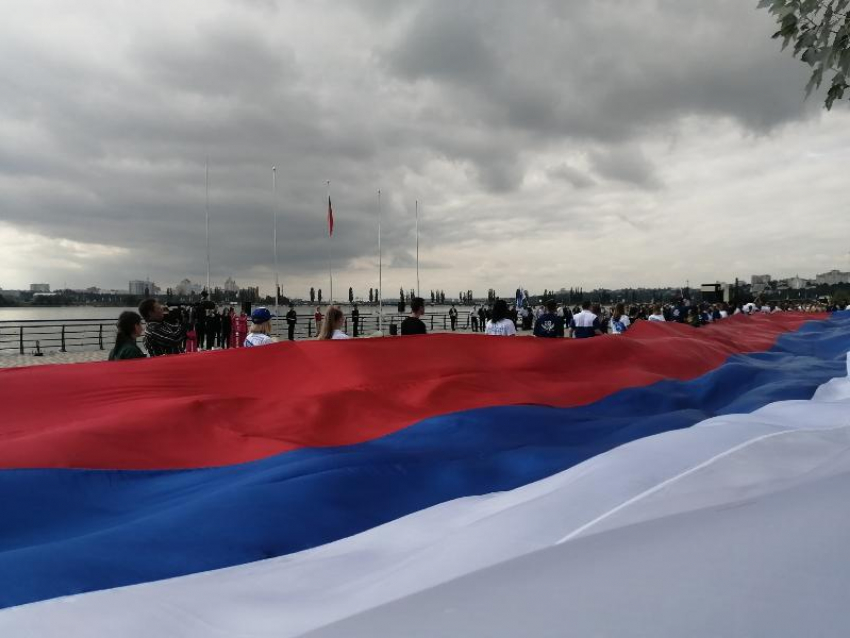 Стометровый российский флаг развернули в Воронеже