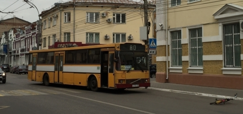 В Воронеже автобус сбил 7-летнюю велосипедистку на «зебре» 