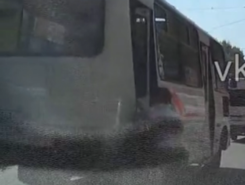 Захлопнувшаяся дверь автобуса «уронила» пассажирку на дорогу в Воронеже