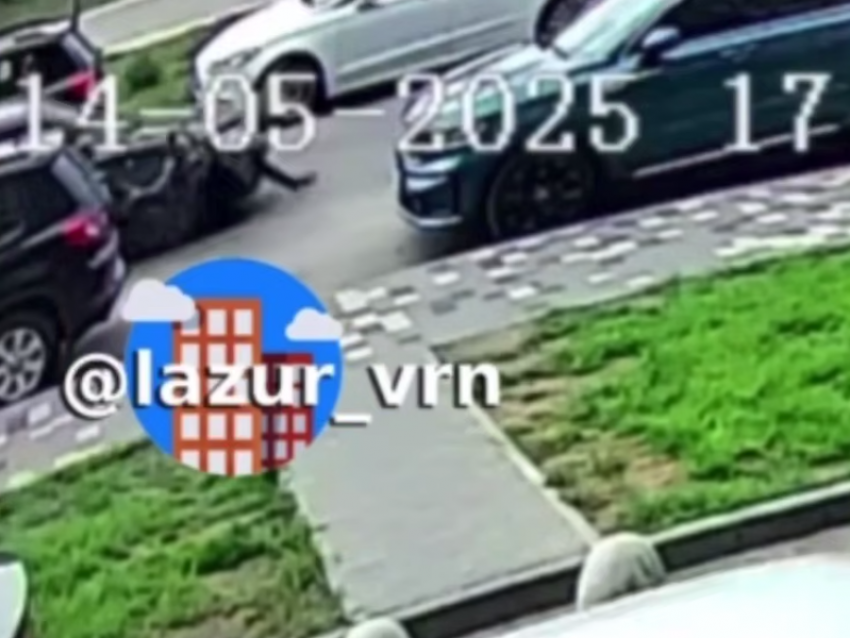Наезд на ребенка во дворе воронежского ЖК попал на видео 
