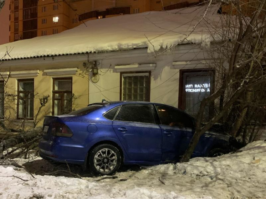 Машина протаранила дом в Воронеже 