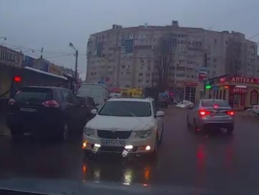 Беззаботную езду по встречке сняли на видео в Воронеже