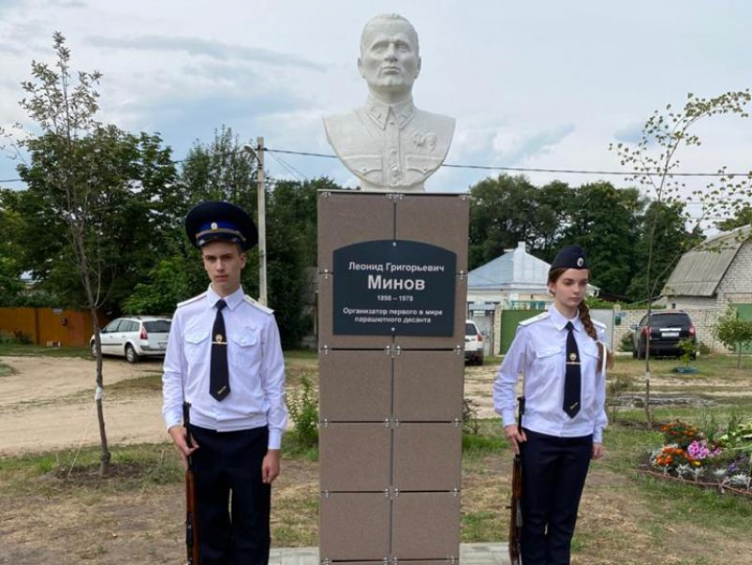 Народный памятник первому десантнику России появился в Воронеже