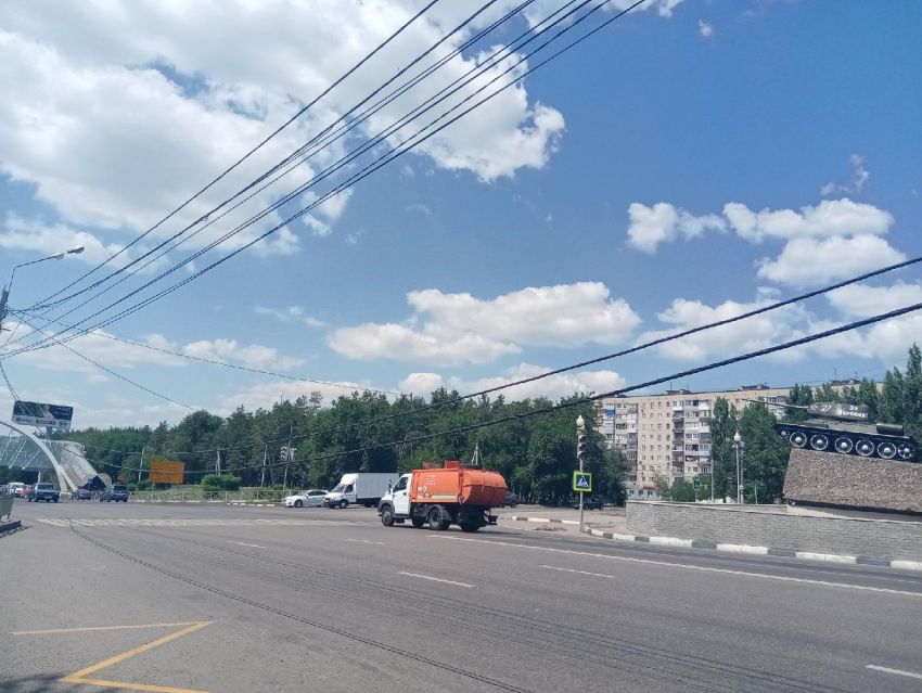 Провисшие электропровода преградили проезд общественного транспорта в Воронеже 