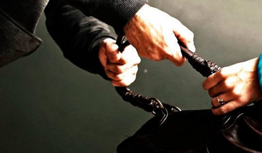 19-летний воронежец избил и ограбил женщину 