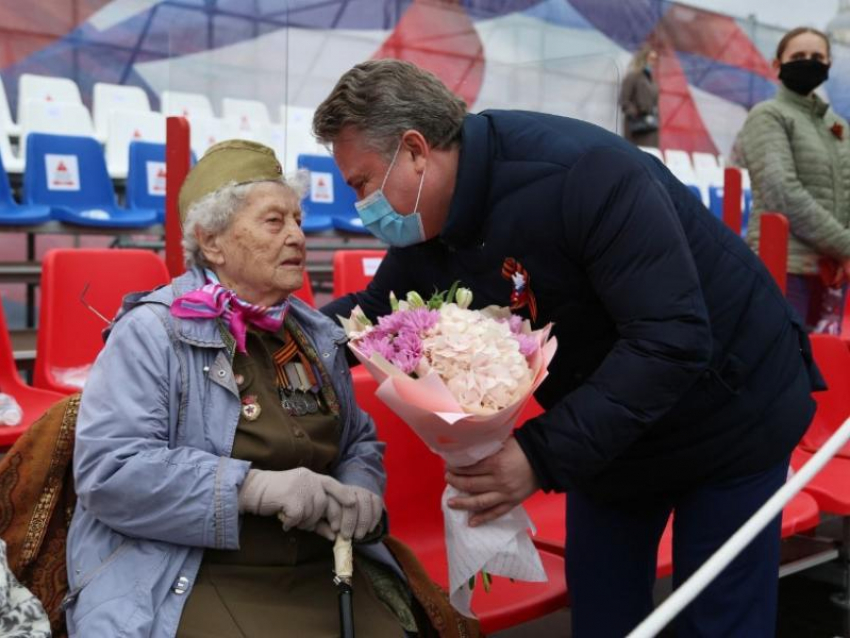«Железная бабушка» душевно поздравила воронежцев с Днем Победы