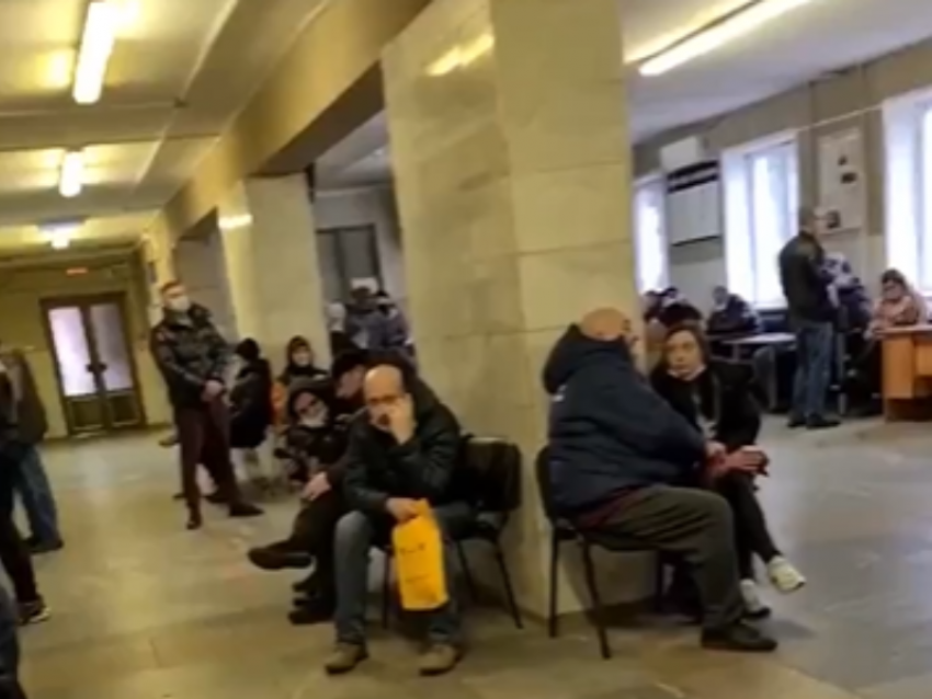 Безмасочные очереди в ГИБДД показали в Воронеже