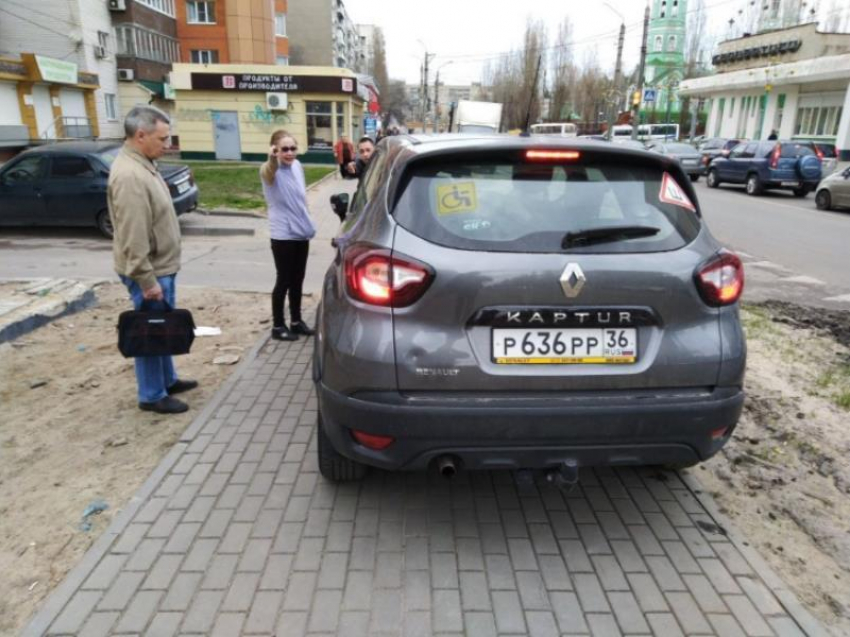 Полицейские наказали пенсионера за хамскую поездку по тротуару в Воронеже