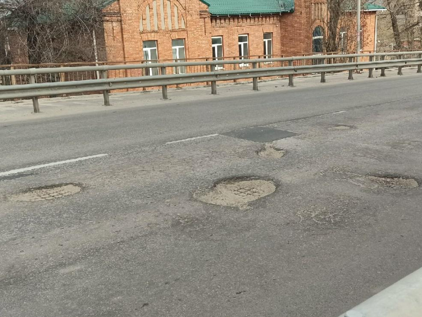«Как после бомбежки»: воронежцы показали несвежий мост в Отрожку