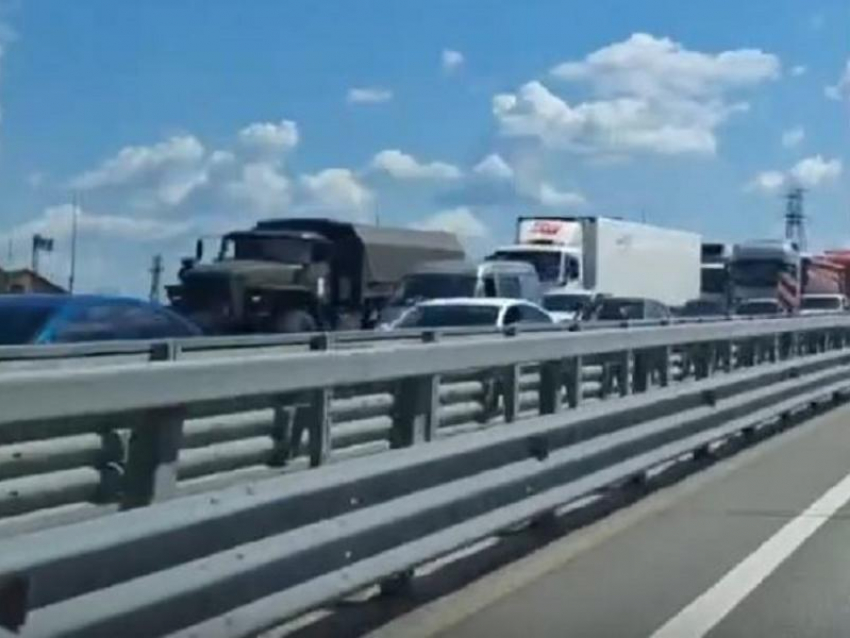 4-километровую пробку сняли на видео на выезде из Воронежа