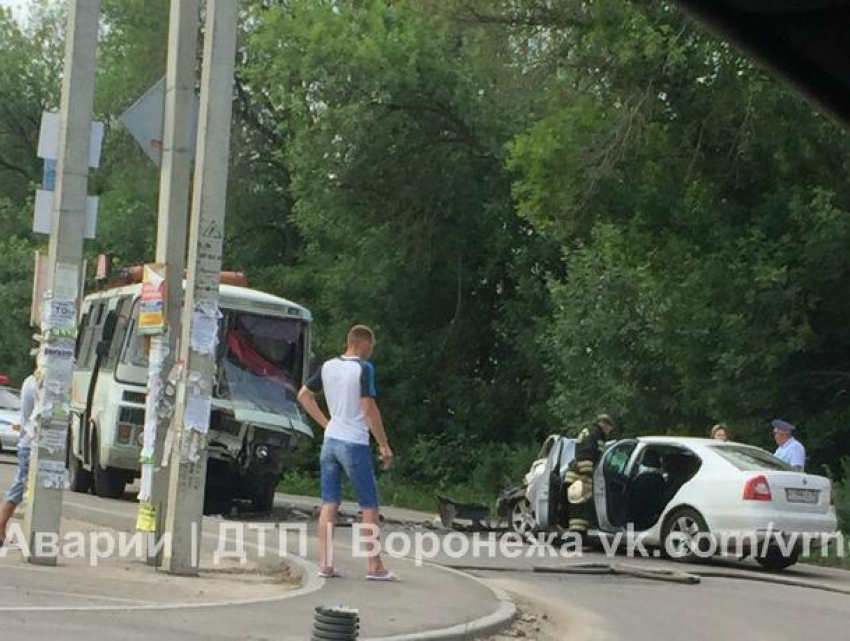 Последствия серьезного ДТП автобуса и Skoda с блатными номерами сняли на видео в Воронеже