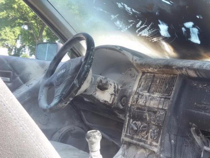 Под Воронежем огонь за несколько минут уничтожил Audi 80