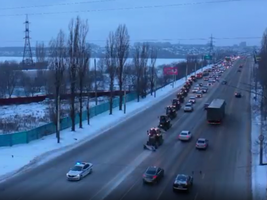 Как эскорт из машин ГИБДД помог в уборке снега в Воронеже, показали на видео