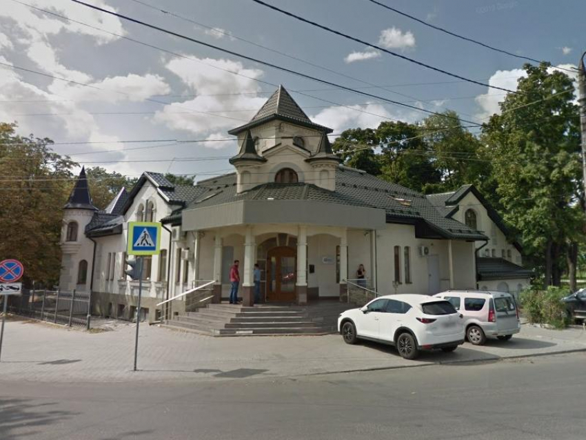 В Воронеже обнаружили незаконную реконструкцию бизнес-центра в виде замка