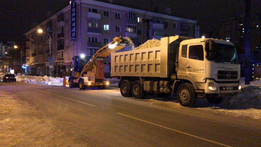 В Воронеже мешавшие уборке снега машины переставлял эвакуатор