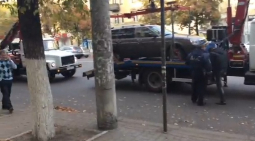 В Воронеже на Плехановской эвакуаторы забирают автомобили