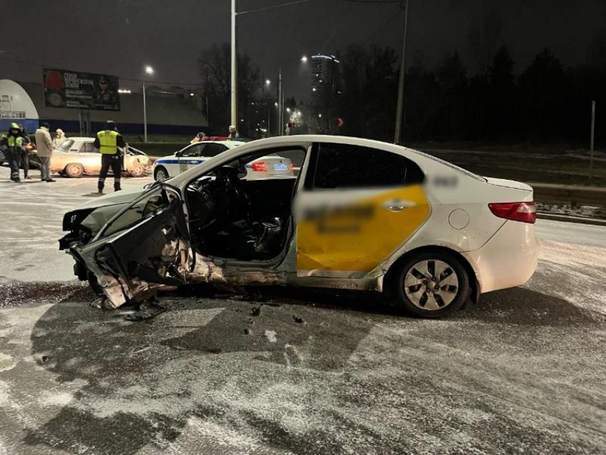 Женщина на такси устроила ДТП в Воронеже