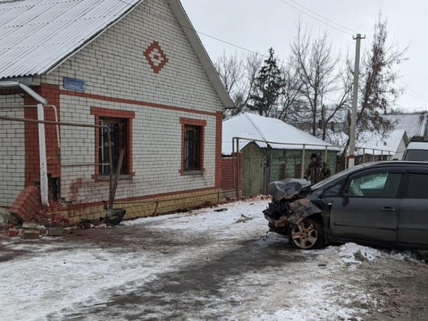 Иномарка врезалась в частный дом в Воронежской области