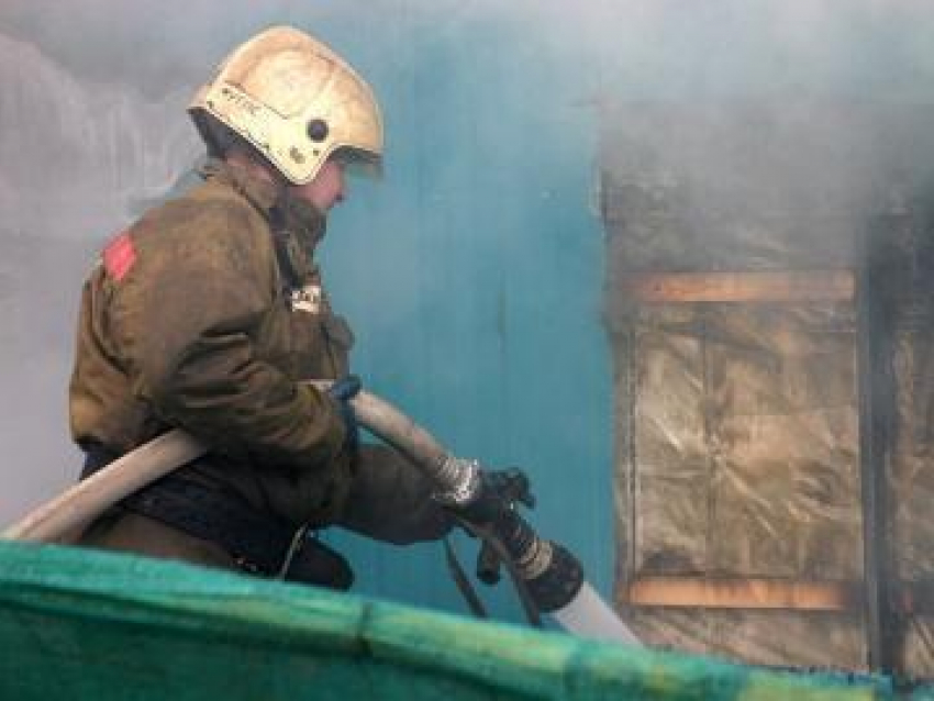 В Воронеже спасатели вывели из огня 11 человек