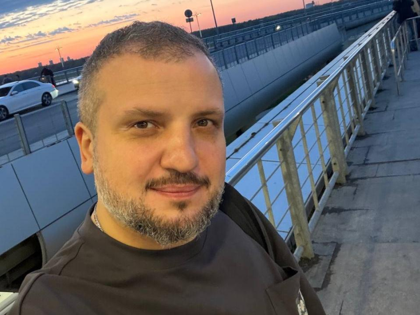 «Всегда больнее всего делают любимые»: комик Дмитрий Позов заявил, что его не пустили в воронежские заведения 