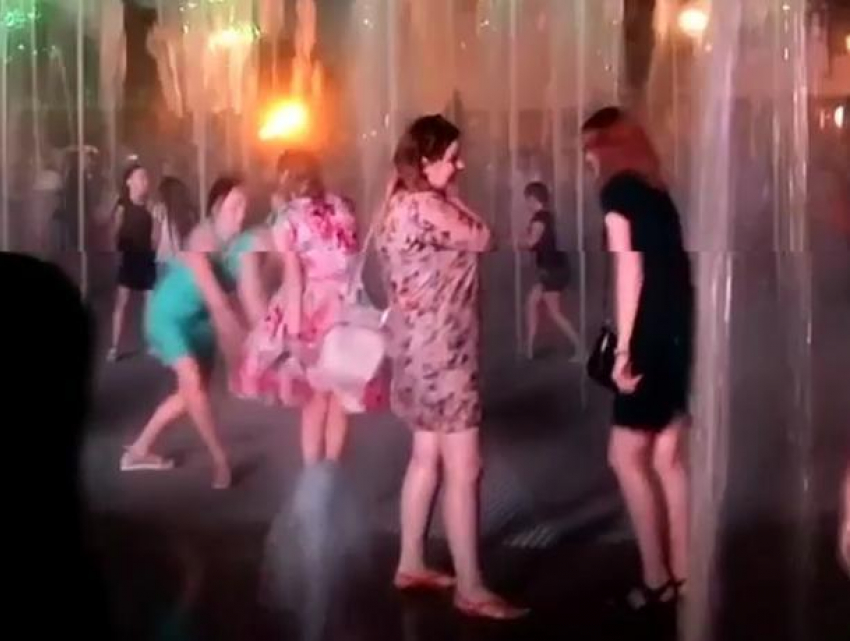 Отвязное купание девушек в музыкальном фонтане сняли в Воронеже
