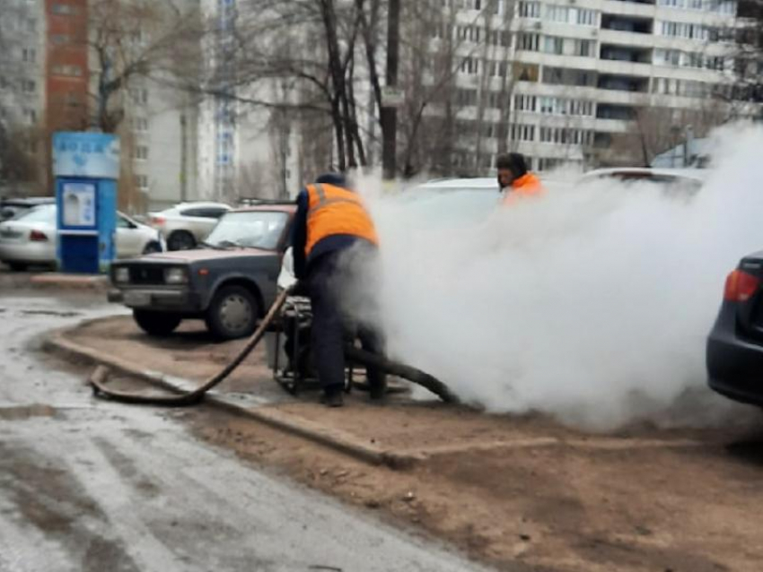 Пар от прорыва горячей воды окутал улицу в Воронеже