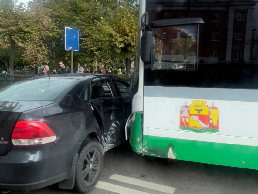 ДТП с маршруткой перегородило выделенную полосу в Воронеже 