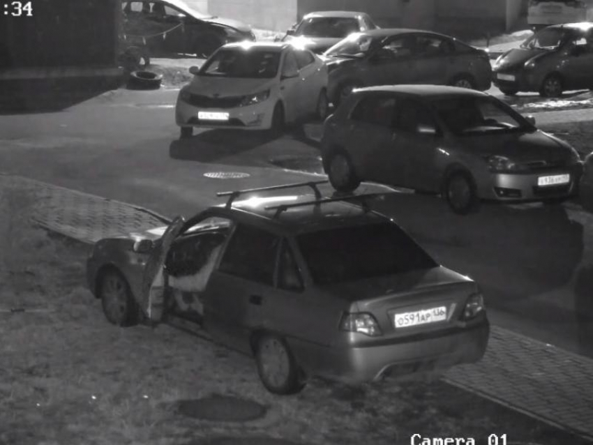 Превращение двора в грязную парковку сняла камера в Воронеже