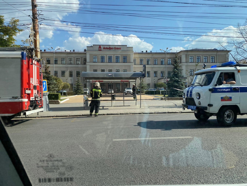 Спецслужбы оцепили остановку в центре Воронежа