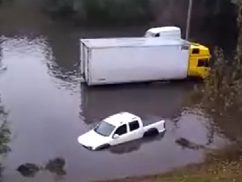 Вода поглотила пикап и грузовик у воронежского виадука