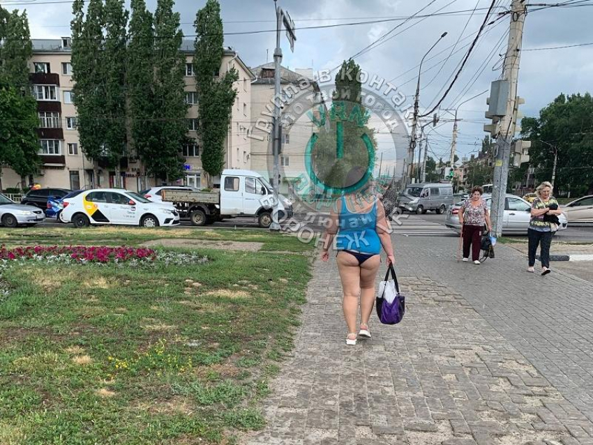 Полная похабщина: женщину без штанов и комплексов запечатлели в Воронеже 