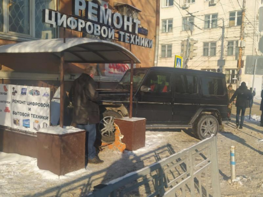 Стали известны подробности ДТП с внедорожником, протаранившим дом в Воронеже 