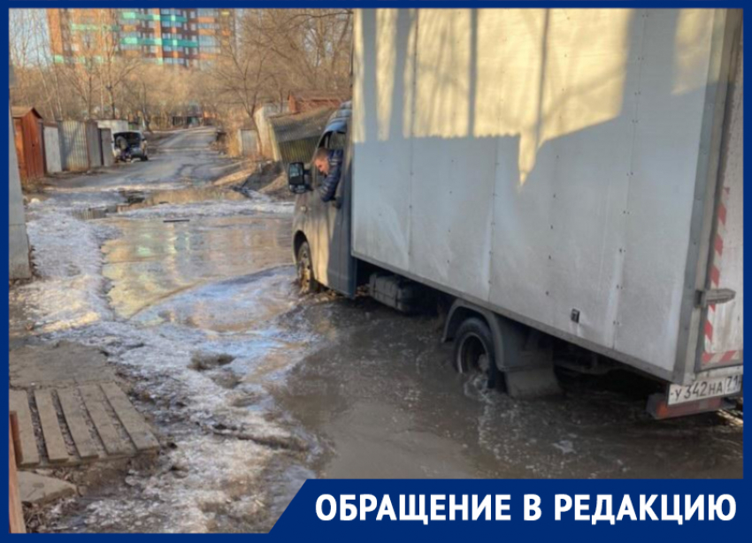 Хроническое бездорожье толкает пешеходов за гаражи в Воронеже 