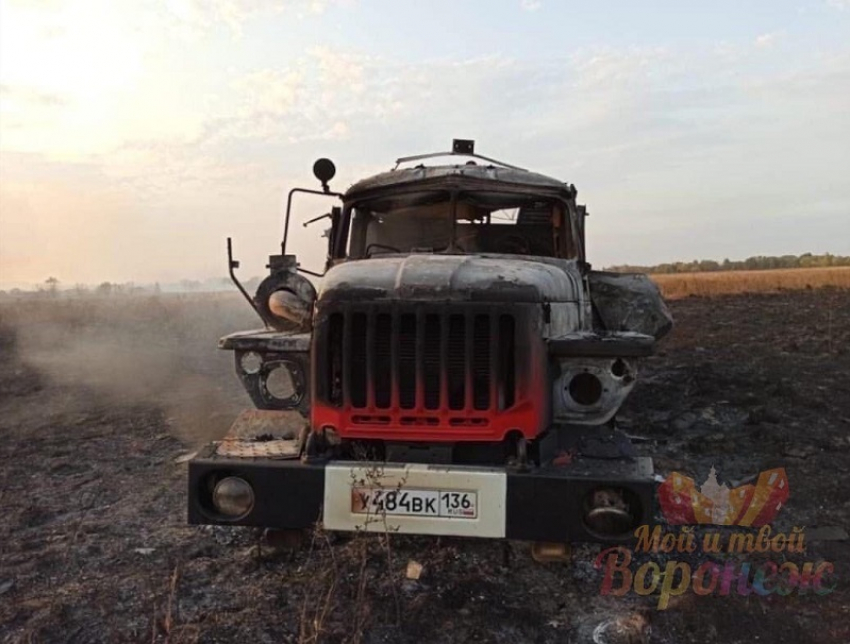 Мощный огонь уничтожил пожарную машину под Воронежем 