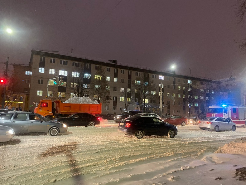 Сумасшедшие пробки подчинили занесенный снегом Воронеж 
