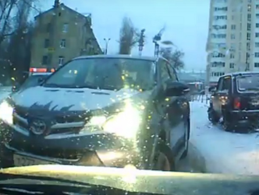 Наглую автомобилистку на дорогой иномарке сняли на видео в Воронеже  