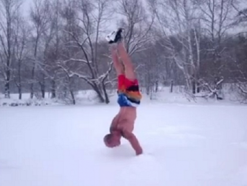 Брутальная тренировка раздетого воронежца в снегу попала на видео 