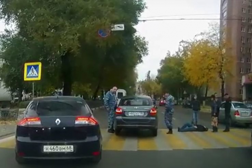 На видео попало, как в центре Воронежа ГБР-вцы сбили женщину на пешеходном переходе