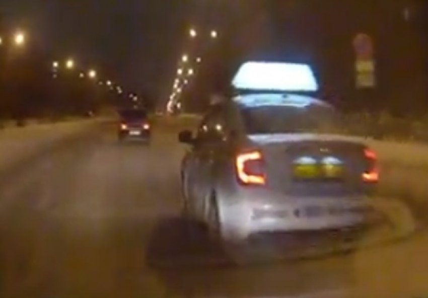 Неадекватное вождение таксиста в Воронеже сняли на видео