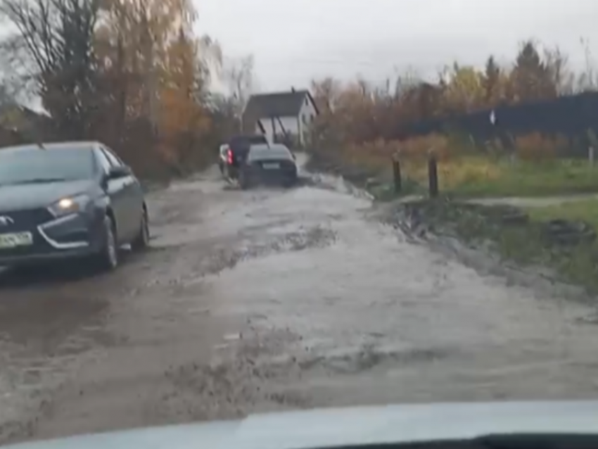 Объезд после дождей стал ловушкой для машин и автобусов под Воронежем