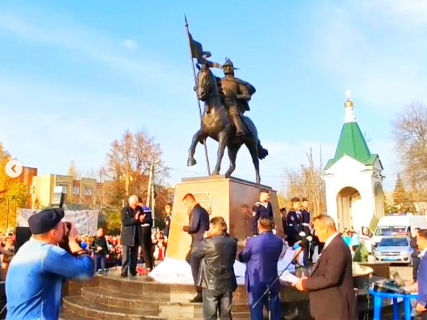 Усмань воронеж. Воевода Собакин новая Усмань. Новая Усмань памятник Воеводе. Памятник собакину в новой Усмани. Памятник основателю новой Усмани Воеводе собакину.