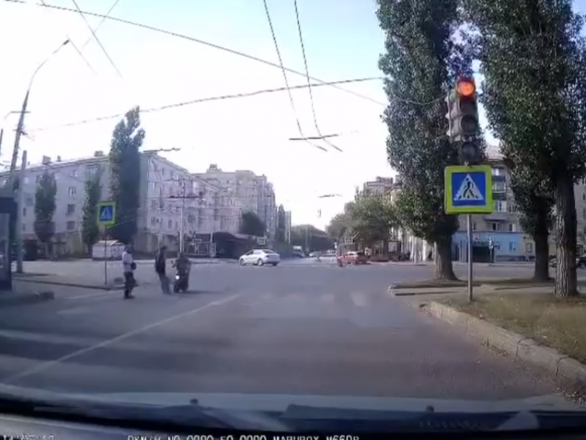 Электромопед снес девушку на переходе в Воронеже 