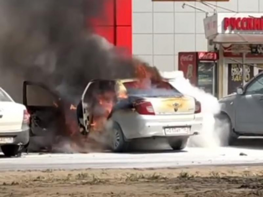 Огненное ЧП на парковке у «Пятерочки» сняли на видео в Воронеже