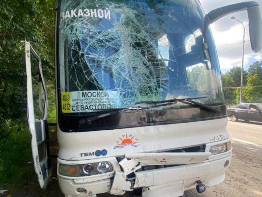 10-километровая пробка собралась из-за массового ДТП с рейсовым автобусом под Воронежем 