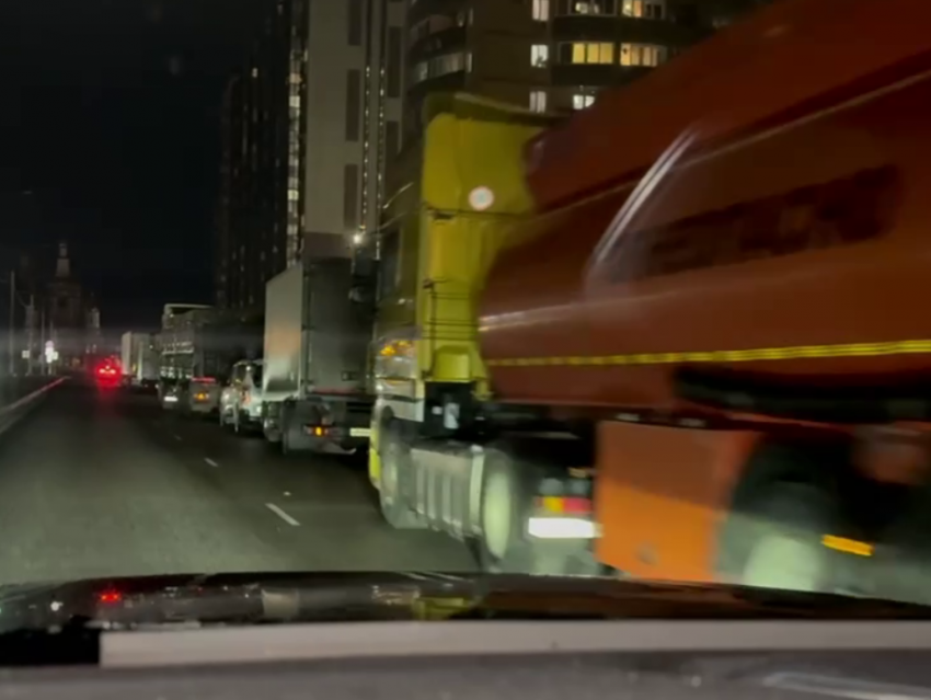 Фуры оккупировали новую дорогу в воронежском Шилово