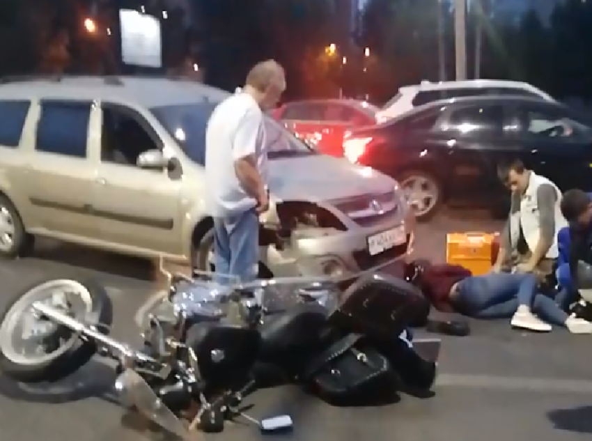 Два человека пострадали в ДТП с мотоциклом в Воронеже